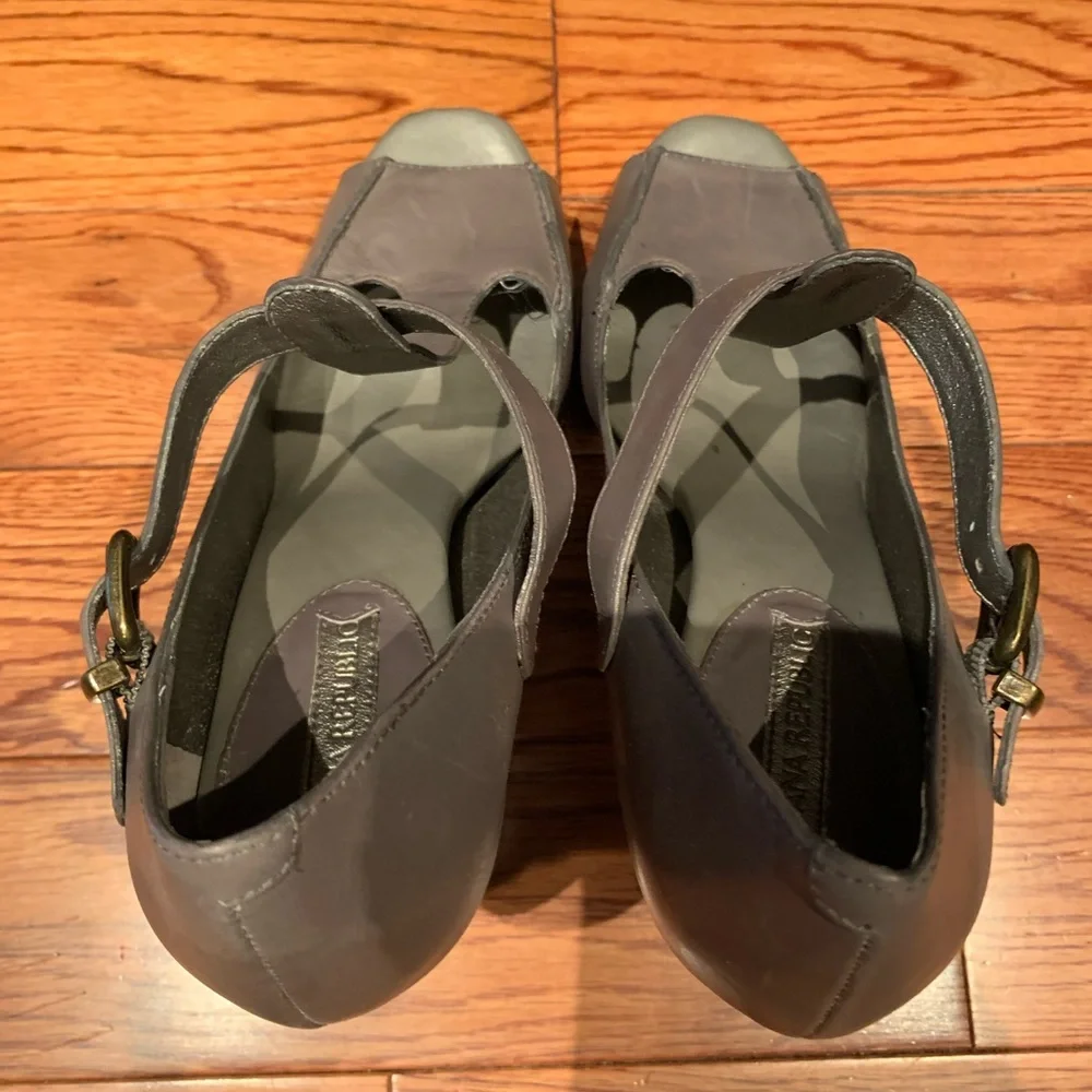 Banana Republic grey heels - Picture 2 of 4